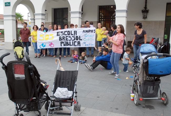 Concentració de les escoles bressol per demanar que no s'apugin els preus