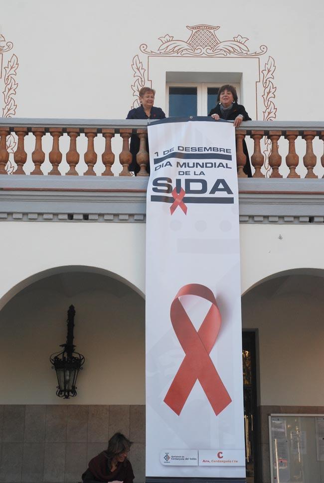 El balcó de l'ajuntament lluirà una pancarta pel Dia Mundial de la SIDA