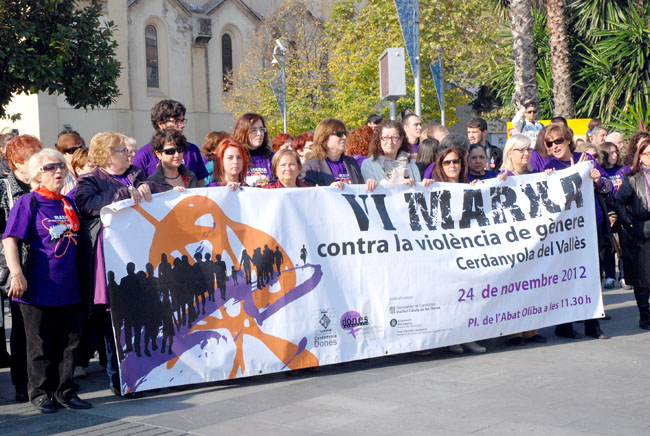 La lluita contra la violència vers les dones es fa visible a la Marxa