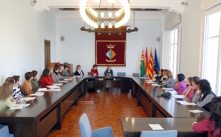 L'alcaldessa es reuneix amb els aturats que treballaran a les eleccions
