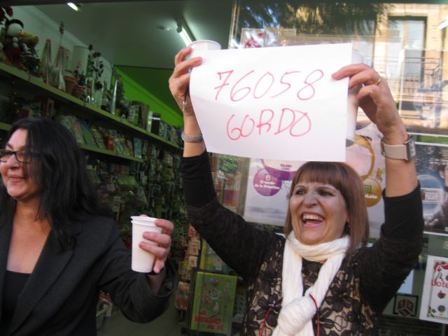 Un pessic de la grossa de la loteria de Nadal alegra els carrers del Pont Vell