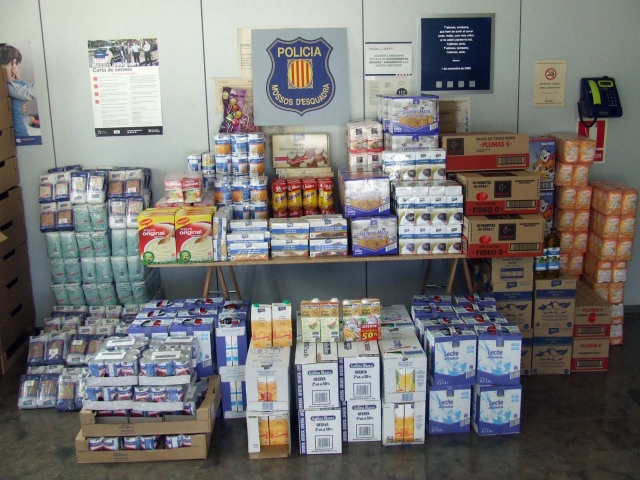 L'ABP de Cerdanyola distribueix aliments i roba
