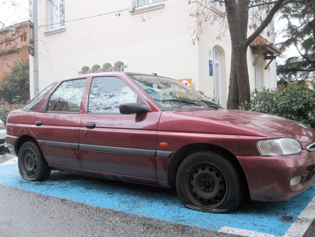 Una quarantena de vehicles pateix una bretolada a la zona de l'Ateneu
