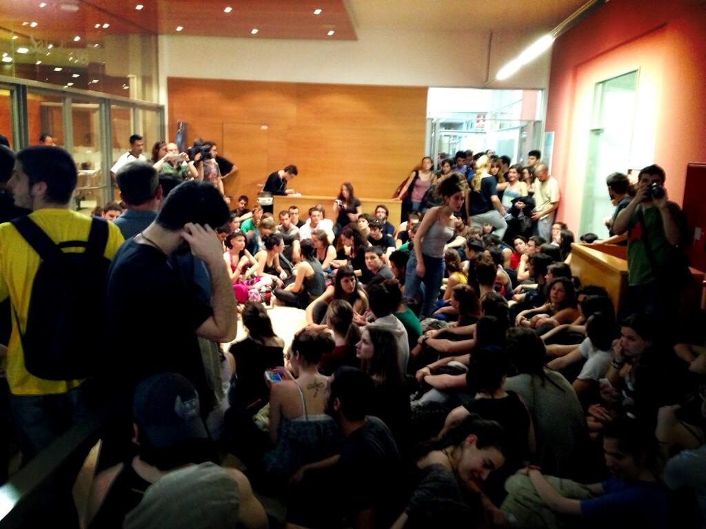 Els estudiants superen els 20 dies d'ocupació del rectorat de la UAB