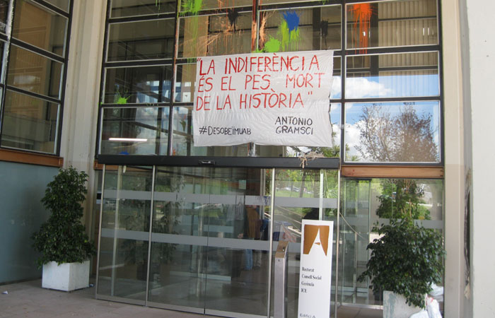 Els estudiants abandonen l'edifici del rectorat de la UAB