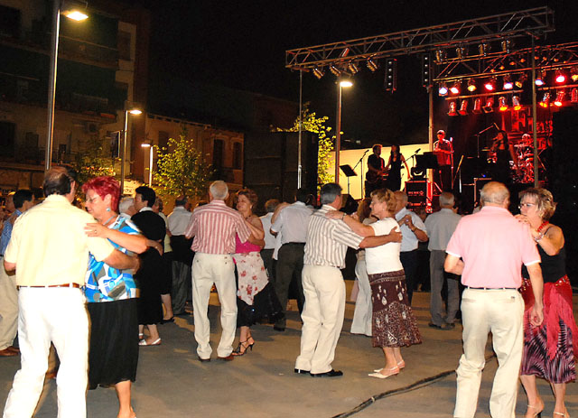 Els barris de la ciutat es preparen per celebrar la revetlla de Sant Joan