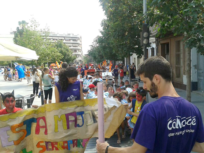Més de 300 infants participen de la festa final i la cercavila dels Casals d'estiu