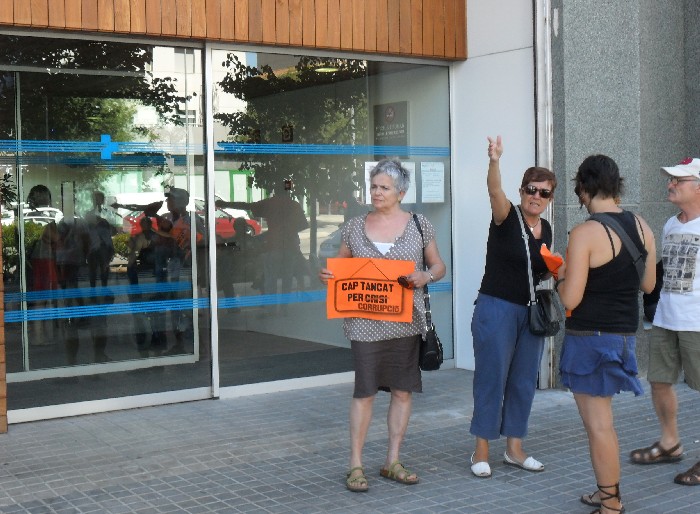 Protesta contra el tancament de tardes del CAP La Farigola
