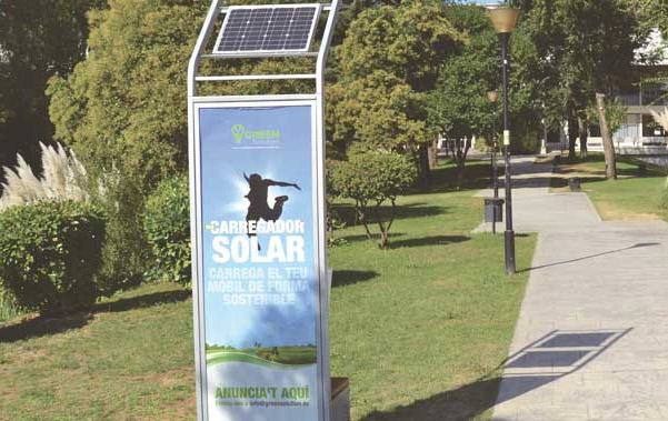 La UAB compta amb el primer carregador de telèfons mòbils amb energia solar