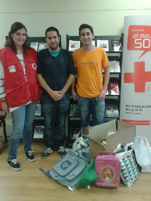 La JSC lliura material escolar a la Creu Roja