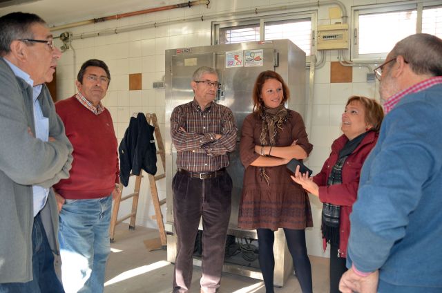Visita institucional a les noves dependències del menjador solidari 