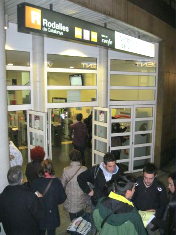 Protesta a l'estació de Renfe contra la pujada de preus del transport públic