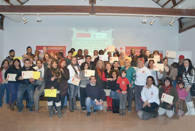 Lliurament de diplomes als participants en els tallers d’acollida de la Creu Roja