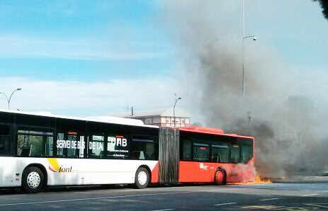 L'incendi del motor d'un autobús obliga a tallar la carretera de la UAB