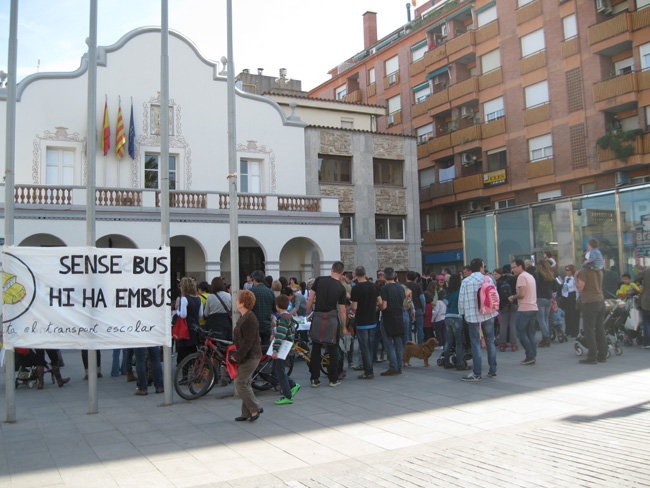 L'escola Bellaterra berena i reclama el bus escolar