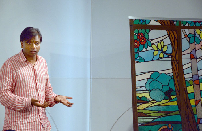 Lancy Dodem presenta el llibre "Mi viaje al norte" on contrasta les realitats d'Orient i Occident