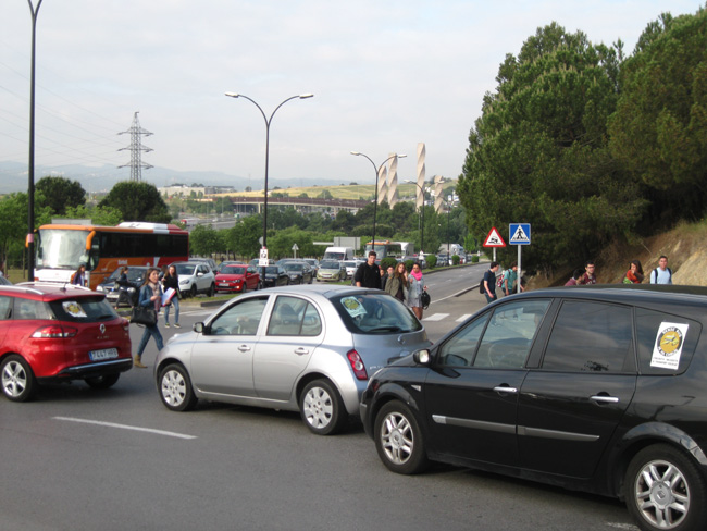 L'escola Bellaterra fa la segona marxa lenta de protesta