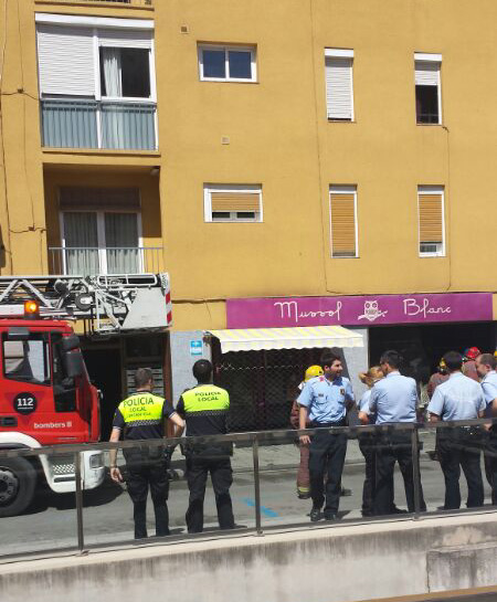 Extingit un incendi en una casa del carrer Torrent de les Flors