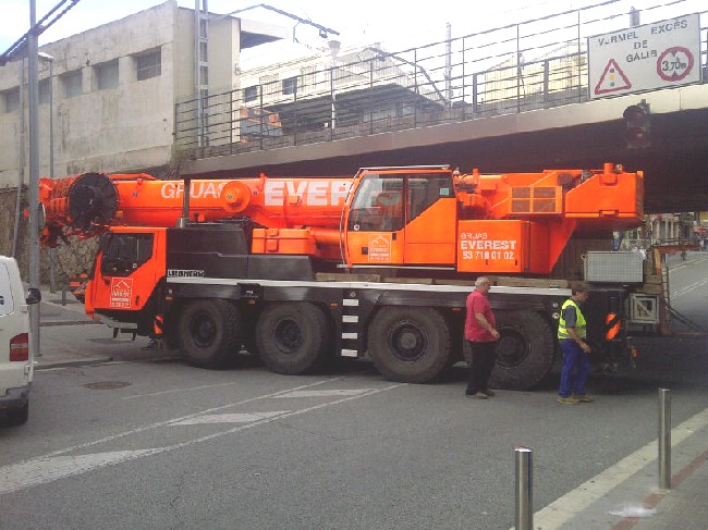 L'avaria d'una grua talla el trànsit tot el matí sota el pont de la Renfe