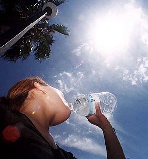 Hidratació, una bona dieta i evitar el sol directe, principals consells contra la calor