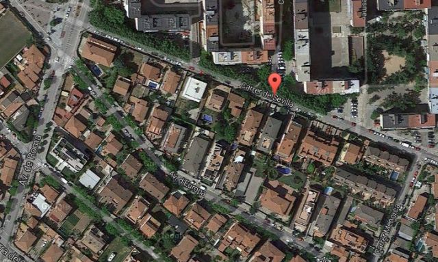 El carrer de Sevilla tallat al trànsit