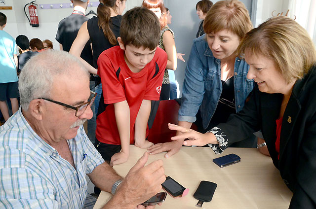 Els alumnes de l’Institut Banús ensenyen la Gent Gran a aprofitar l'SmartPhone 