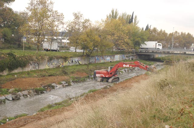 Treballs de desbrossat i recollida de residus al riu Sec 