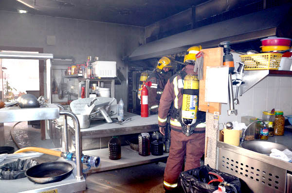 Restablert el trànsit al carrer Santa Marcel·lina després de l'incendi a l'Hotel Torre Vermella
