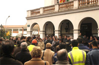 Dolor i ràbia a la concentració ciutadana de rebuig als atemptats