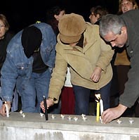 La llum de la pau il.luminà la plaça de Francesc Layret contra el terrorisme