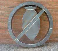 Cerdanyola instal.la una escultura contra les guerres a la plaça de la Pau