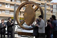 Cerdanyola inaugura un monument a la pau i contra la guerra