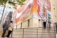 Retirada la pancarta gegant de Coca-Cola del Casal de l'Esport
