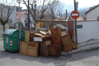 Crida municipal perquè es respectin els horaris de recollida de mobles