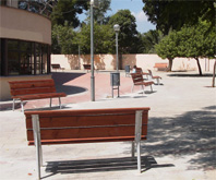 Dos joves intenten descargolar un banc públic a la plaça d'Andorra