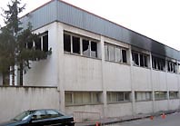 Un incendi crema totalment l'empresa de pintures Decaluve sense danys personals