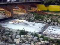 Una avaria a la depuradora de Sabadell provoca gran quantitat d'escuma al riu