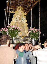 La Verge del Rocio sortirà aquesta tarda de l'església de Sant Martí per celebrar la Romeria de Catalunya