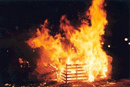 Nit de Sant Joan amb revetlles populars i precaució