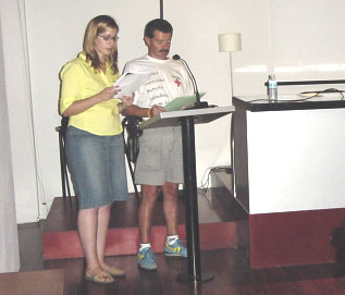 Voluntaris locals llegeixen el manifest de la Creu Roja del Dia de la Pau