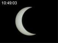 L'eclipsi de sol enfosqueix el matí i centra l'atenció de la gent