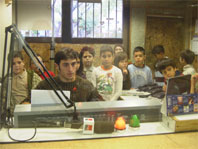 Comencen les visites d’escolars a l’emissora municipal