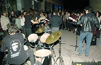 Concert proescorxador mentre s'aprova una partida per a locals d'assaig