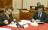 Cerdanyola signa el pacte que descentralitza la gestió de la salut a la comarca