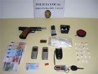 La policia local deté un traficant de drogues que duia una arma de foc
