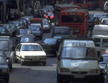 Més de 350.000 vehicles abandonen l'Àrea Metropolitana de Barcelona