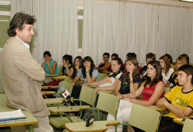L'alumnat de 4t d'ESO de l'IES Jaume Mimó convida l'alcalde a parlar sobre Cerdanyola