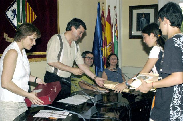 Estudiants de Cerdanyola lliuren a l'Arxiu els treballs de recerca oral sobre la guerra civil