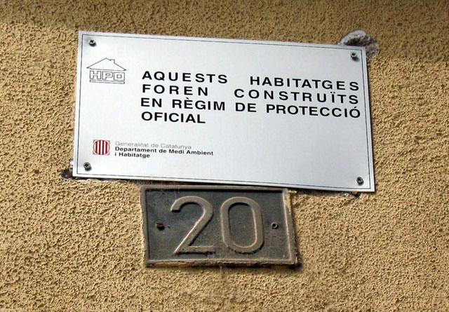 S’inicia la substitució de les plaques amb simbologia franquista dels edificis