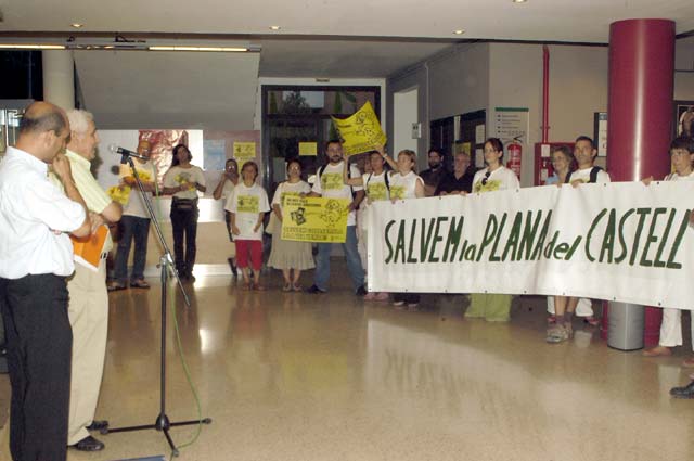 Nostàlgica commemoració dels 25 anys de la campanya 'Salvem Canaletes' amb la Plana del Castell com a teló de fons